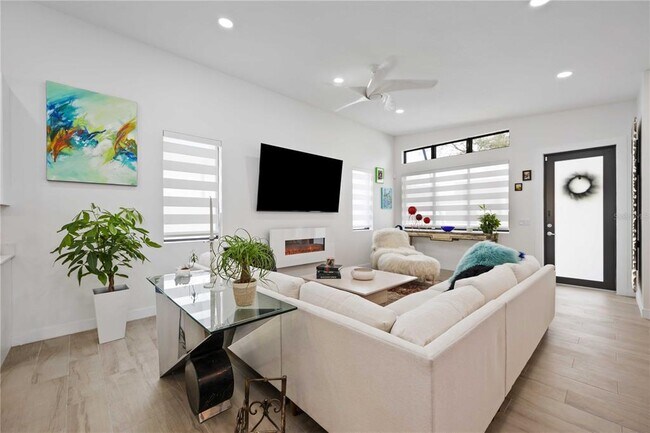 Building Photo - 7520 N Coolidge Ave