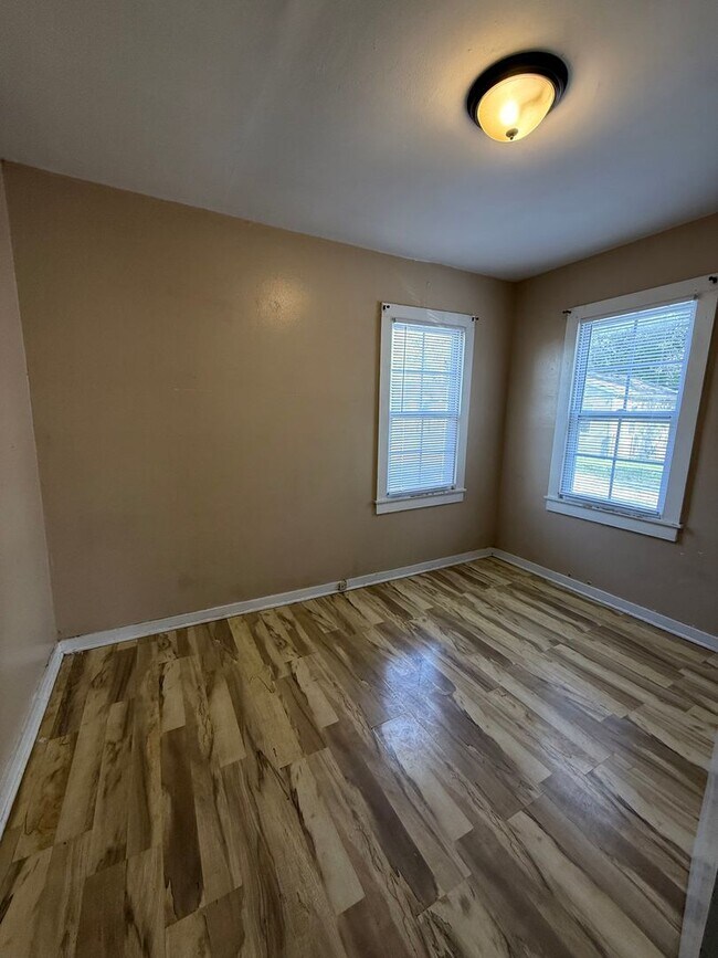 Building Photo - HOME FOR THE HOLIDAYS & 1/2 OFF MOVE IN RENT!