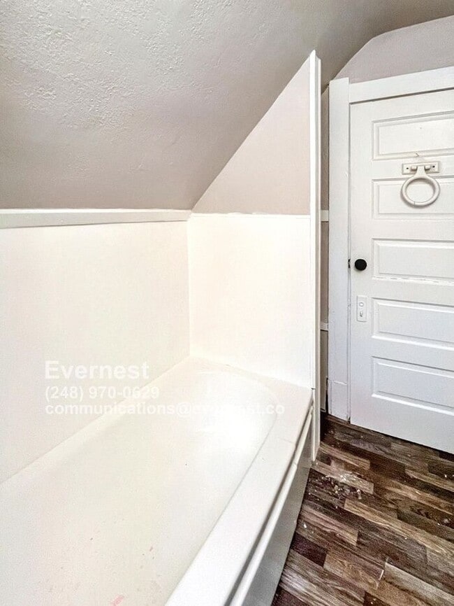 Building Photo - Charming 3-Bedroom Home with Basement and ...