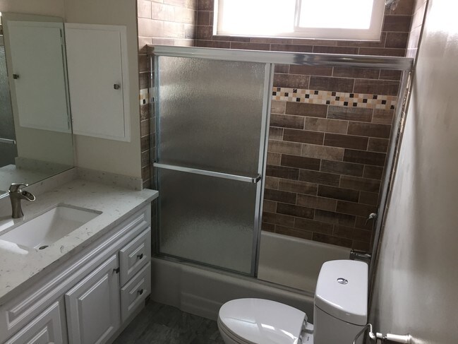 shower - 1533 Berkeley St