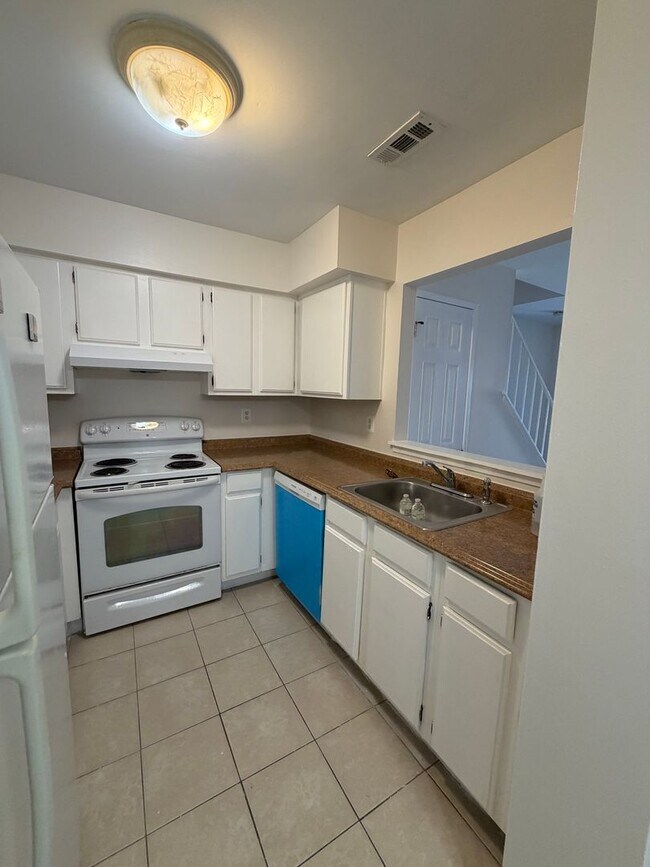 Building Photo - 3 LEVEL TOWNHOUSE WITH 3BEDROOMS AND 2 FULL BATHS