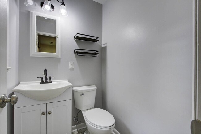 Building Photo - 221 Forest Cir