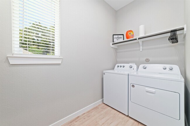 Building Photo - 10332 Rainbow Cove Ln