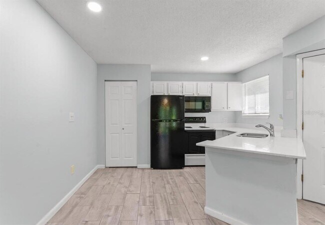 Building Photo - 1908 Lake Atriums Cir