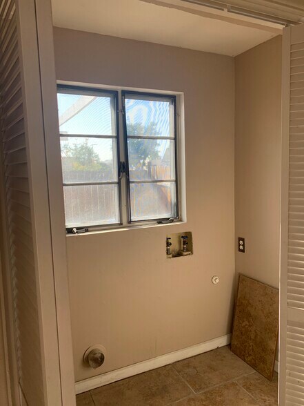 Laundry hook ups - 200 W Lucero Ave