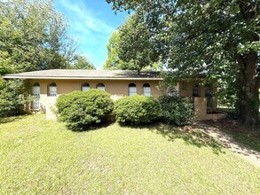 Building Photo - ** 4 Bed 1.5 Bath located by lagoon park ** Call 334-366-9198 for a self tour