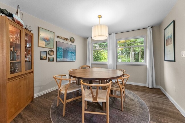 Building Photo - University Place 4 Bed/3 Bath