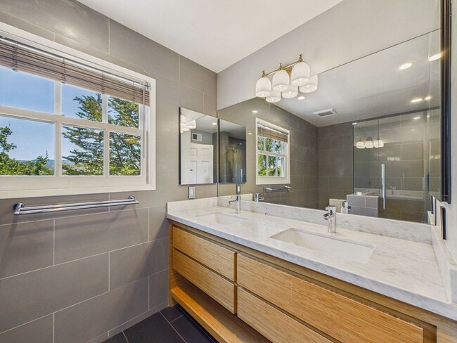 Building Photo - Beautiful serene and private Belmont home