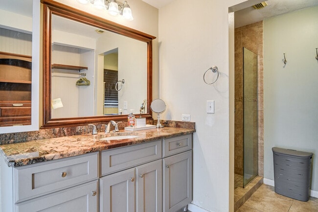 Building Photo - 2843 Meadow Wood Dr