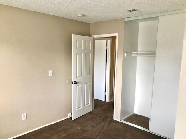 Building Photo - 3 Bed 1.5 Bath Townhouse in Antioch -- COM...