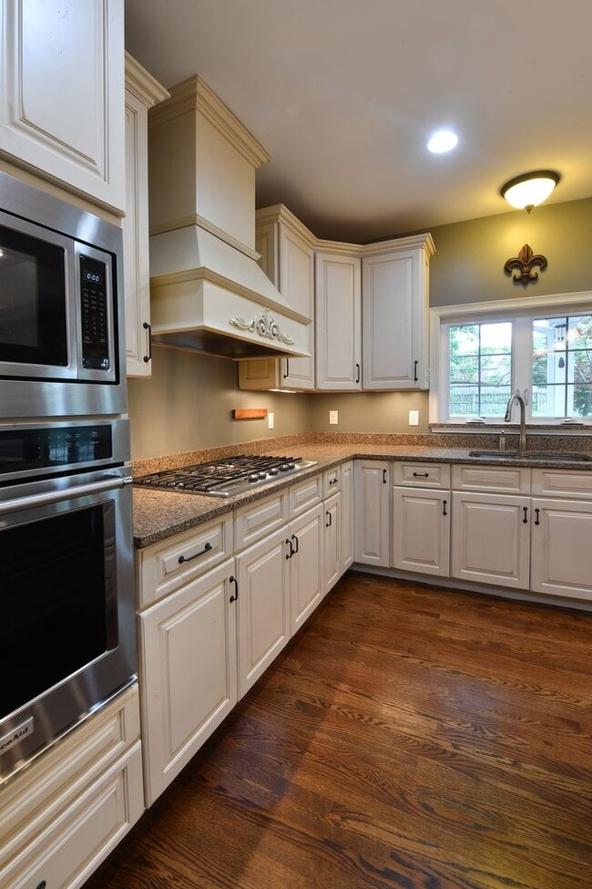 Building Photo - Kirkwood 5 bedroom / 3 full bathroom home