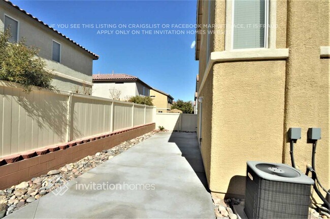 Building Photo - 8271 Amphora St