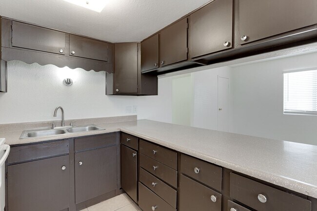 Building Photo - Effortless Living in a Cozy Hideaway
