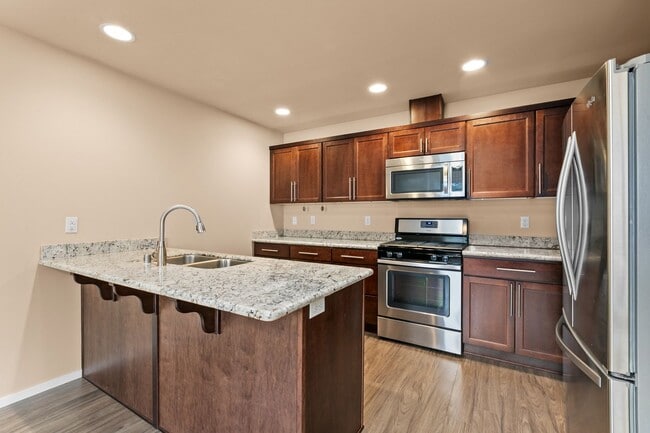 Building Photo - 4Bd/3.5Ba Mountlake Terrace Townhouse