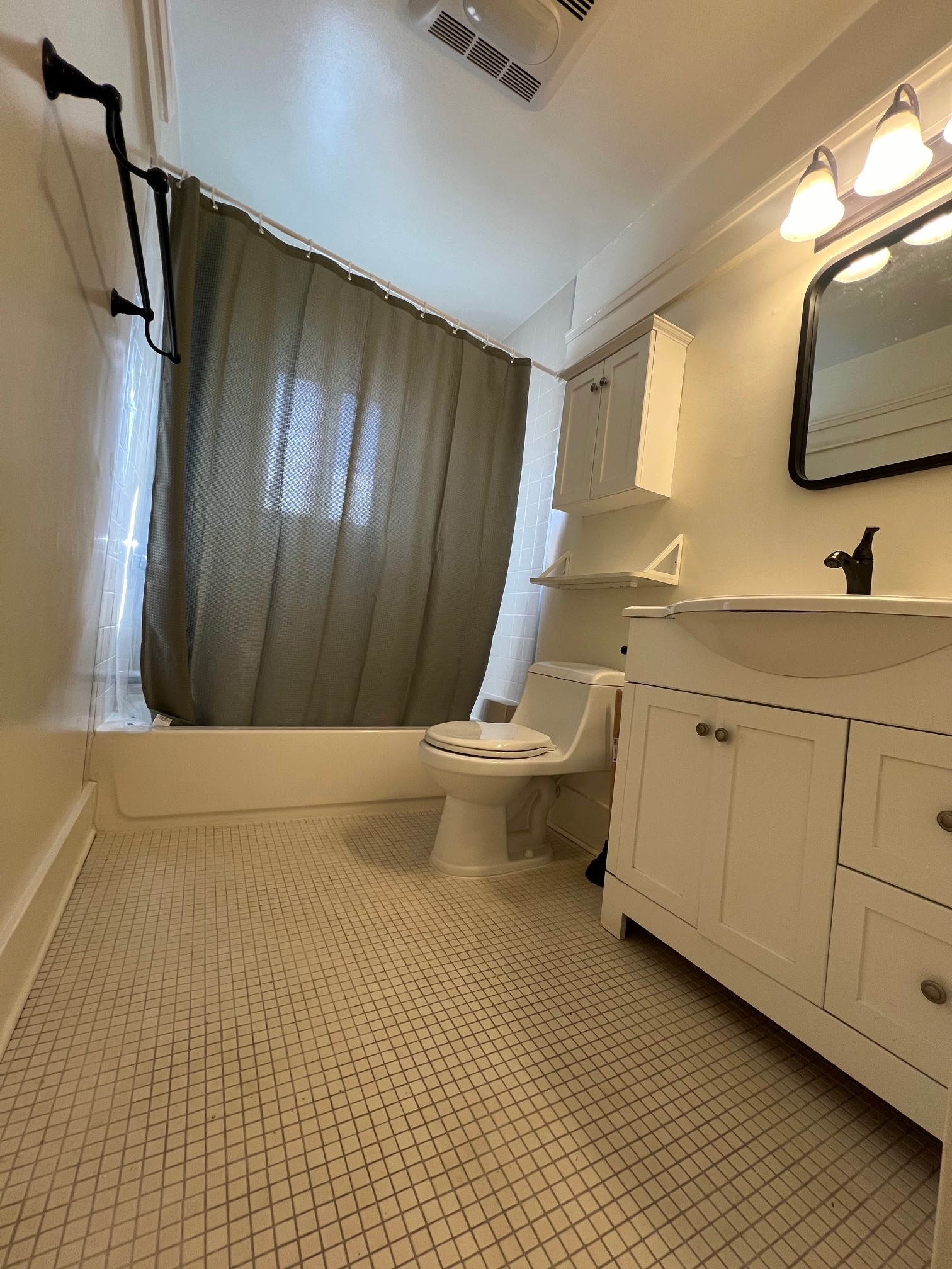 Bathroom 3 - 810 Crestmoore Pl