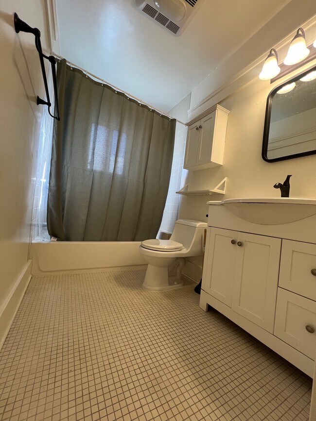 Bathroom 3 - 810 Crestmoore Pl