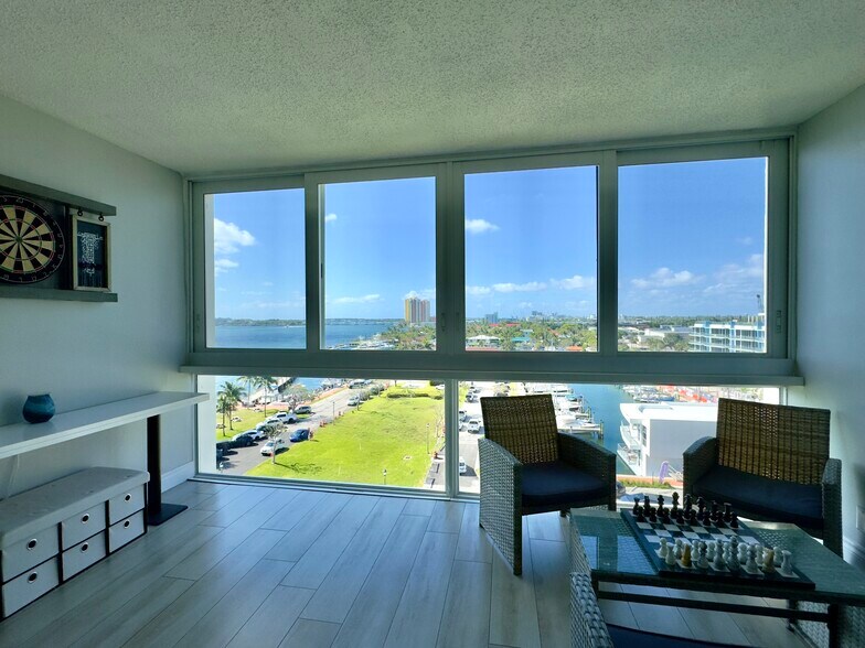 Building Photo - 301 Lake Shore Dr