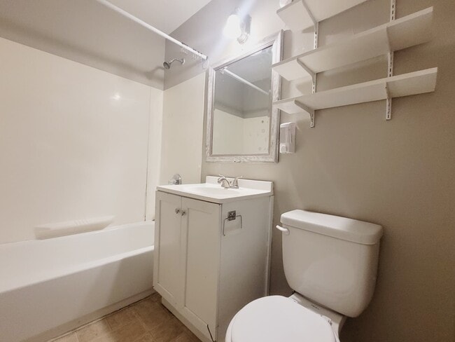 Building Photo - 922 W 4th St