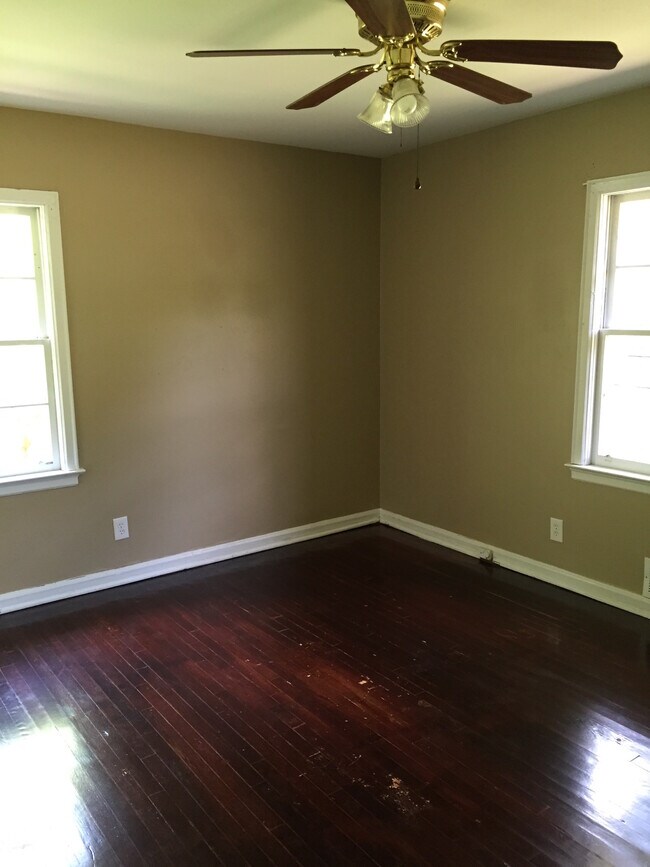 Building Photo - 2101 Wildrose Dr