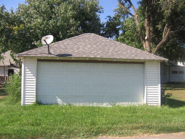 Building Photo - Cute 2 bedroom with garage & fence in back...