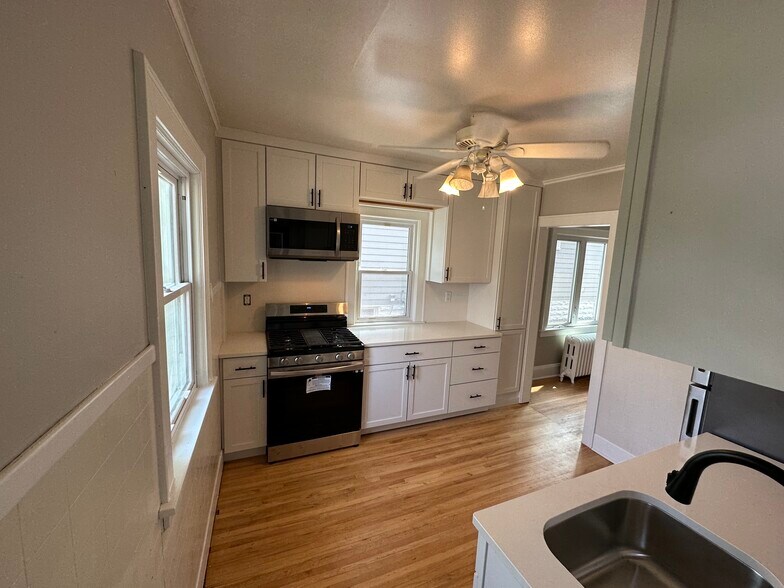 Building Photo - 2095 Wellesley Ave