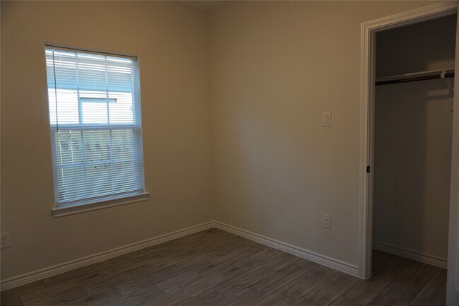 Building Photo - 9868 Arbor Oak