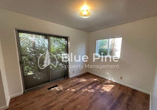 Building Photo - 360 S Ridge Ave