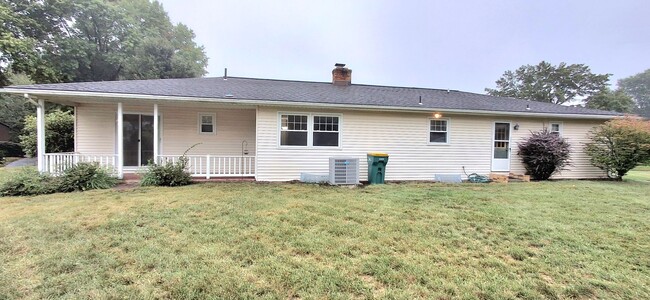 Building Photo - 3 Bedroom 2.5 Bathroom Available in Hummel...