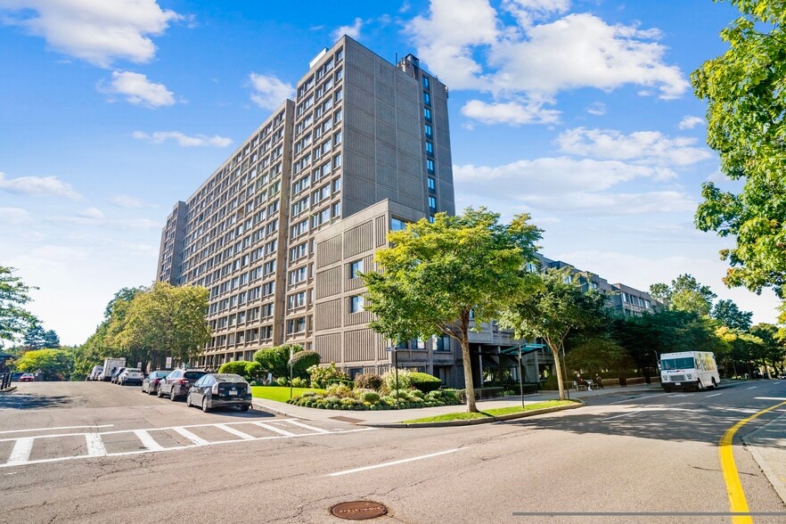 Building Photo - 1731 Beacon St