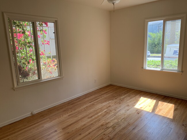 Building Photo - 408 N Doheny Dr