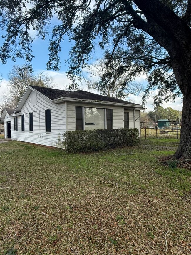 Building Photo - Adorable 3 Bedrooms / 1 Bathroom Home!