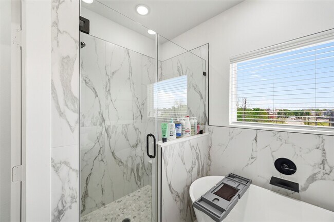 Building Photo - 2502 Tuam St