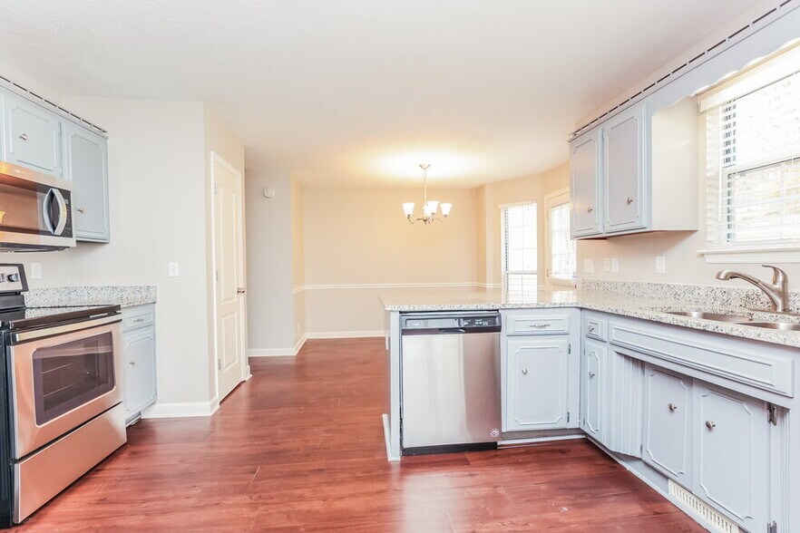 Building Photo - 642 Knollwood Dr