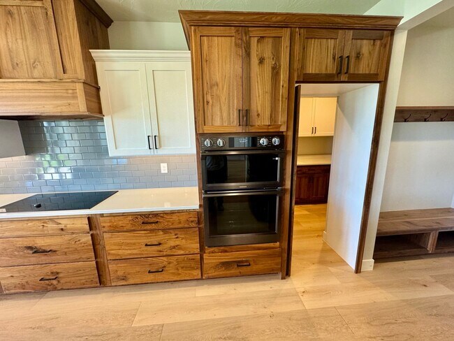 Building Photo - Beautiful Modern 5 Bedroom Furnished Home!!