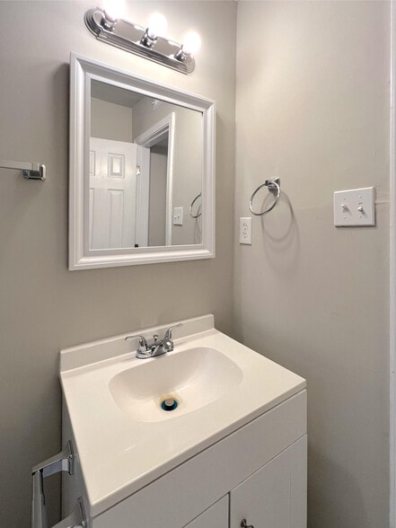 Building Photo - Room in Apartment on Gresham Park Dr