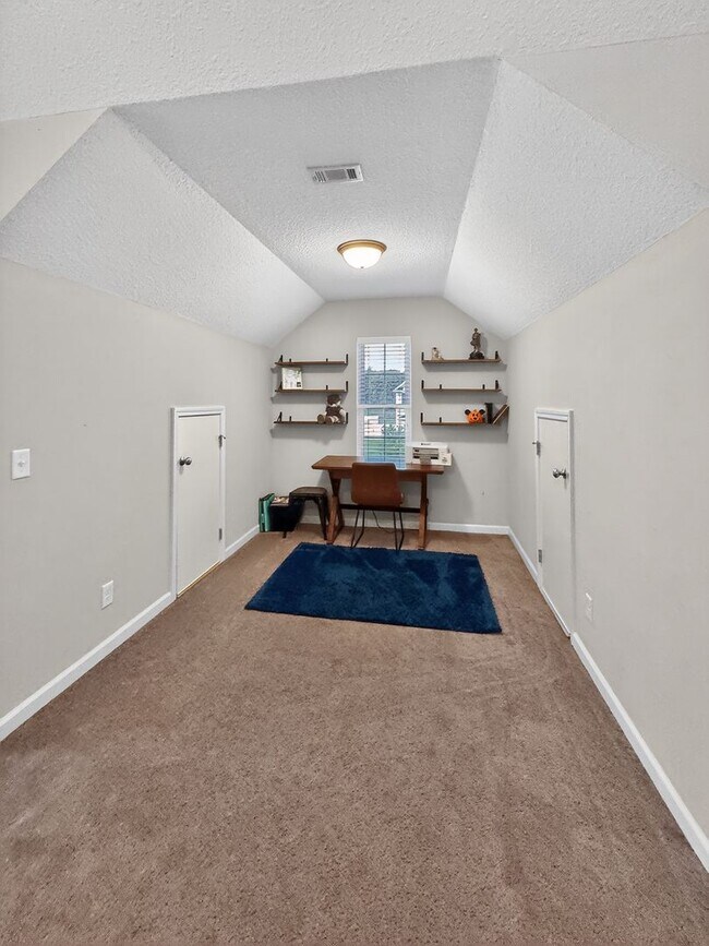 Building Photo - RATE DROP ALERT (was $2800/month) and SPRING MOVE-IN SPECIAL: 50% OFF 1ST MONTH'S RENT!**