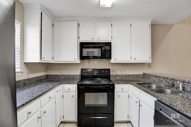 Building Photo - 200 Parma Dr