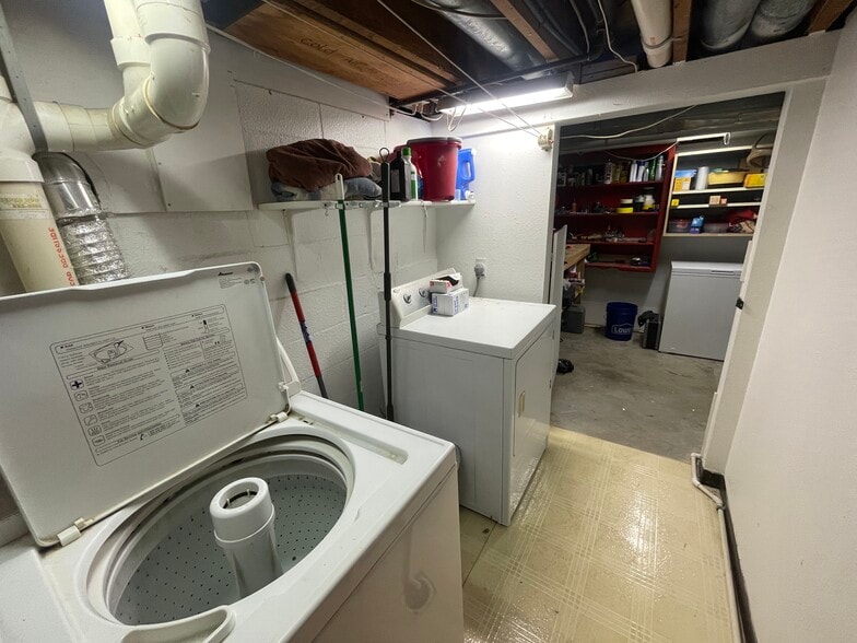 Washroom - 322 S 10th St