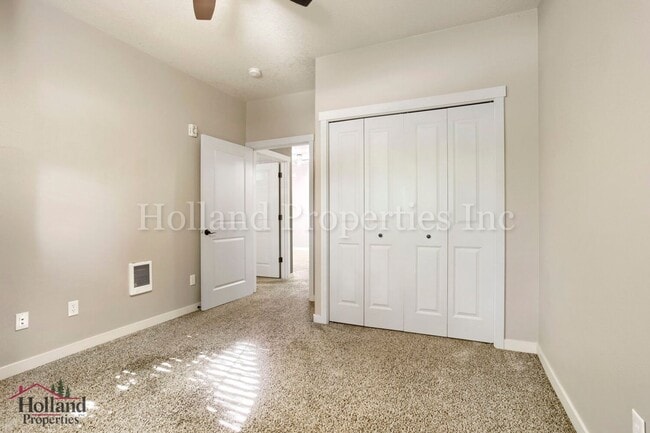 Building Photo - 670 NE Roydon Ln