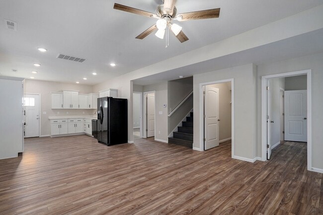 Building Photo - 300 S Hampton Ave