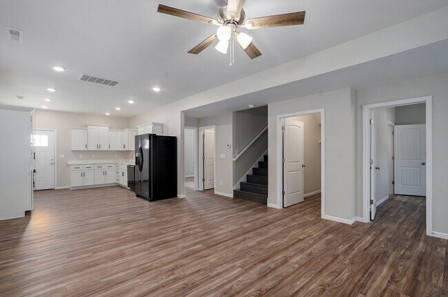 Building Photo - 308 S Hampton Ave