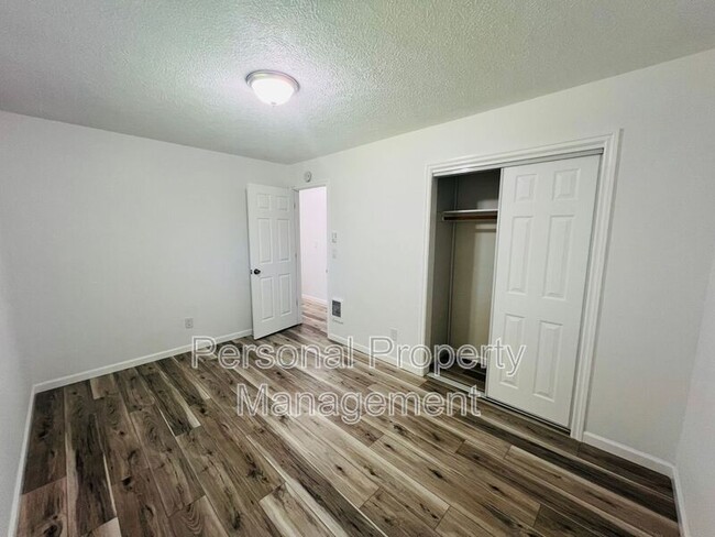 Building Photo - 3912 NE 61st Ave