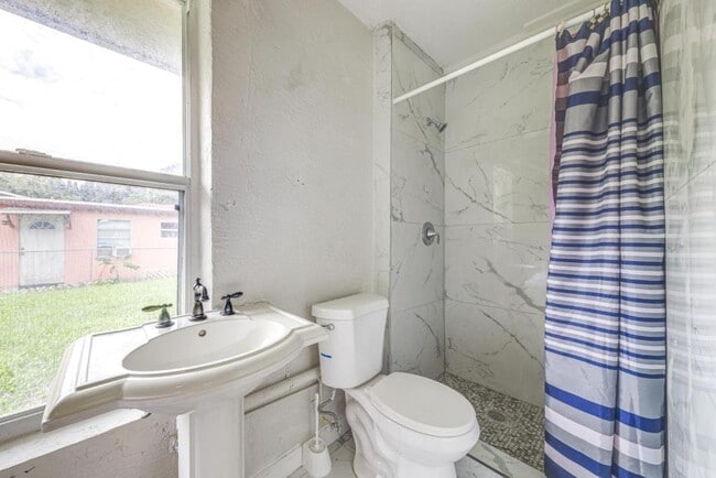 Building Photo - 4815 Bertha St