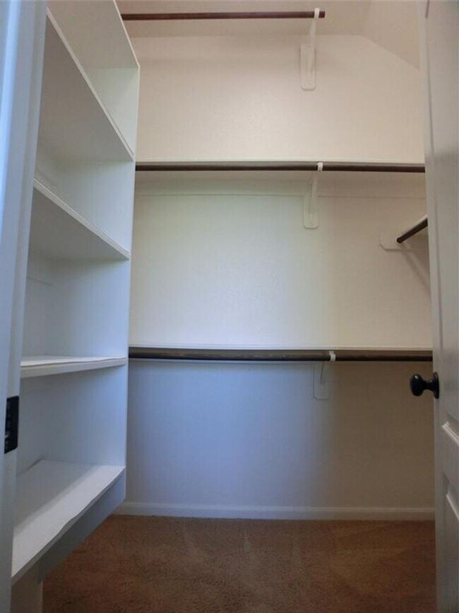Building Photo - Discover comfort and convenience in this b...