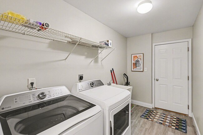 Building Photo - Freshly Renovated 4 Bedroom Home In Centerville OH