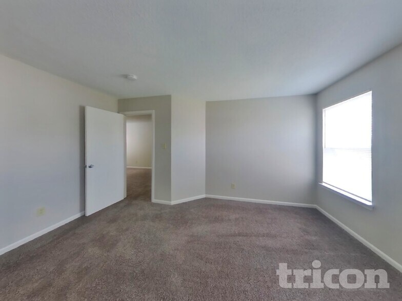 Building Photo - 1302 Crescent Dr