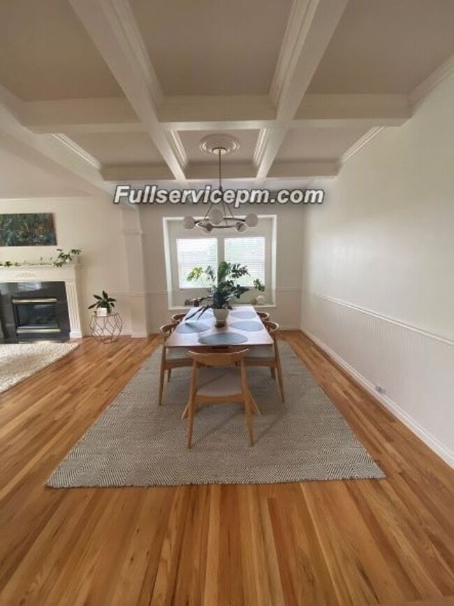 Building Photo - Beautiful Federal Way home you don't want to miss