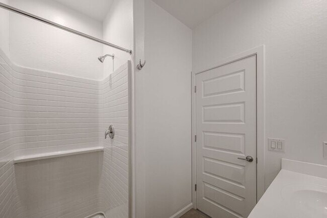 Building Photo - NEW 5 BEDROOM 3 BATHROOM HOME AVILABLE FOR RENT!