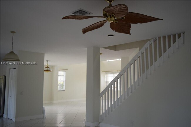 Building Photo - 991 Crestview Cir