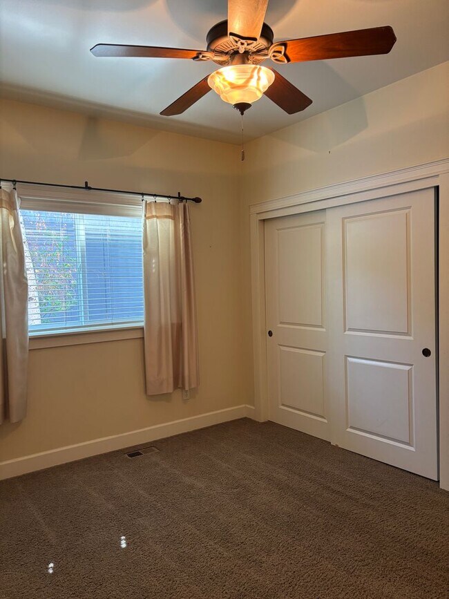 Building Photo - 3 Bed 2 Bath Single level - Fenced Yard-No...